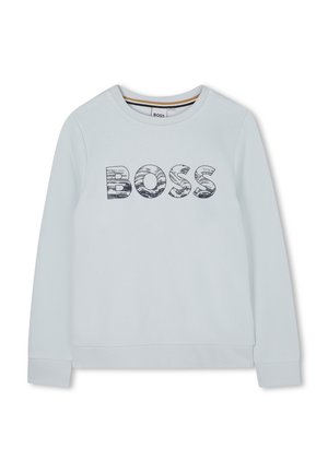 Un sweat-shirt bleu clair en tissu doux avec un col rond, des manches côtelées, et "BOSS" imprimé dans un design sombre à motif bois.