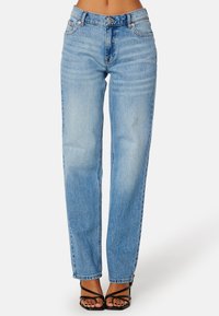 Světle modré džíny rovného střihu vyrobené z denimu, s klasickým pětipocket designem, knoflíkovým zapínáním a jemným vyblednutím na přední straně.