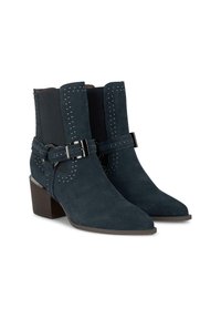 Botas de ante hasta el tobillo en azul marino con puntas afiladas, hebilla lateral y acentos de tachuelas. Tacón bajo de bloque con acabado suave.