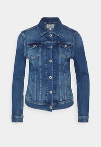 Chaqueta de mezclilla azul con mangas largas, cierre de botones, dos bolsillos de solapa en el pecho y bolsillos laterales, con detalles de lavado deslavado.