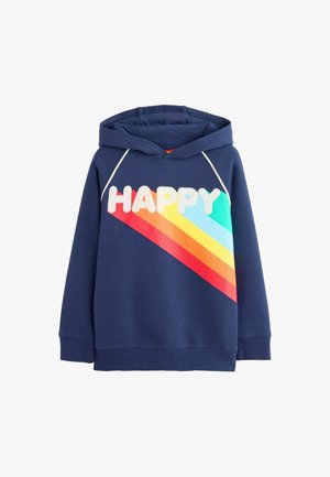 Haut à capuche bleu marine avec un grand texte "HAPPY" et des rayures en diagonale aux couleurs arc-en-ciel, bleu, orange et jaune sur le devant. Matière en mélange de coton douce.