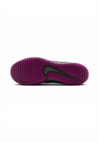 Suela de zapato deportivo negra con un patrón de textura antideslizante, que presenta una base de goma morada y un diseño de acento liso y curvado.