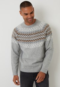 Grijze gebreide trui met een fair isle-patroon met witte, bruine en grijze accenten, ronde hals en ribgebreide manchetten en zoom.