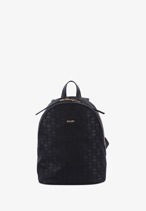 Schwarzer Rucksack aus strukturiertem Material, mit gewölbter Form, dezentem floralem Muster, goldfarbenem Logo und Reißverschluss.