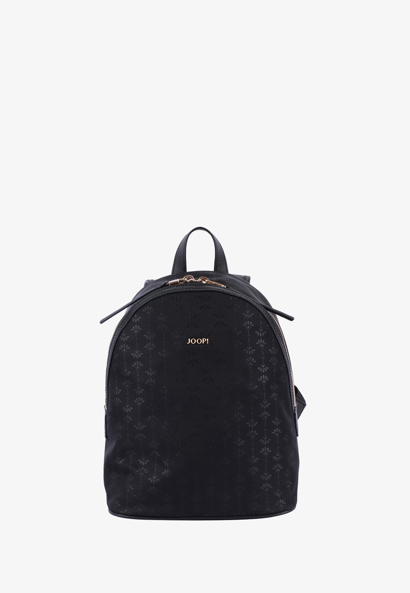 črna nahrbtnik iz teksturirane tkanine, ki ima arhitekturno obliko, subtilen cvetlični vzorec, zlat logo in zadrge.