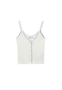 Hvid, ribbet tanktop med tynde stropper, med knaplukning foran og marineblå scallop-kant langs kanterne og halsudskæringen.