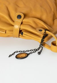 Aunts & Uncles MRS TEA CAKE - Umhängetasche - satin brass