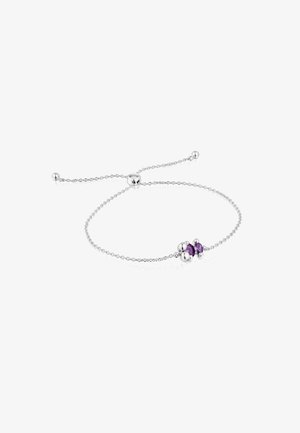 Pulsera de plata con una delicada cadena, dos piedras preciosas moradas y acentos esféricos pulidos, diseñada con un cierre deslizante ajustable.