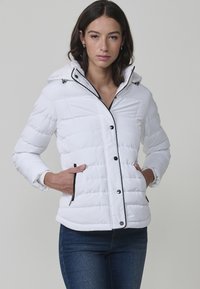 Chaqueta de plumas blanca con capucha, cremallera y botones negros en contraste, textura acolchada, bolsillos laterales y corte de longitud media.