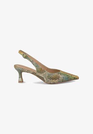 Slingback hak schoen met een puntige neus, voorzien van een textuurpatroon in groen en goud, en een kleine, vierkante hak. Zilveren hardware detail.