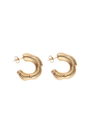 Gouden metalen oorbellen in een gebogen, geribbelde ontwerp. Beschikt over een holle midden en een pinsluiting. Gladde textuur met een glanzende afwerking.