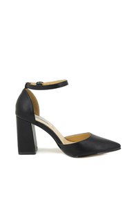 Scarpa nera in pelle con tacco alto, punta affusolata e un alto tacco a blocco. Presenta un cinturino alla caviglia con fibbia e una superficie liscia.