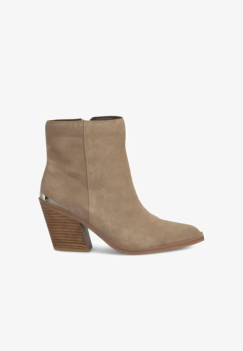 Stivaletto alla caviglia in suede tan con punteggio a punta, tacco in legno affusolato e accentatura in argento sul tacco, caratterizzato da una texture liscia e opaca.