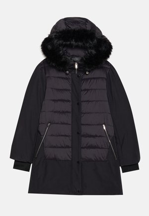 Parka noire rembourrée avec une capuche doublée de fourrure, dotée d'une fermeture éclair à l'avant, de boutons-pression et de poches latérales zippées. Fabriquée avec des textures de tissus mixte.