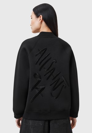 Sort sweatshirt med struktureret, oversized tekst "ALIGHAWST 94" på ryggen. Har en ribbet krave og en afslappet pasform. Materialet ser blødt ud.