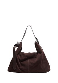 Sac à bandoulière en suede marron foncé avec une seule large sangle, présentant un accent en cuir lisse, une texture douce et une forme décontractée et non structurée.