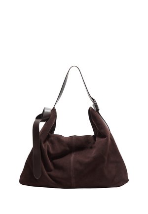Borsa a spalla in suede marrone scuro con un'unica tracolla larga, caratterizzata da un accento in pelle liscia, una consistenza morbida e una forma morbida e non strutturata.