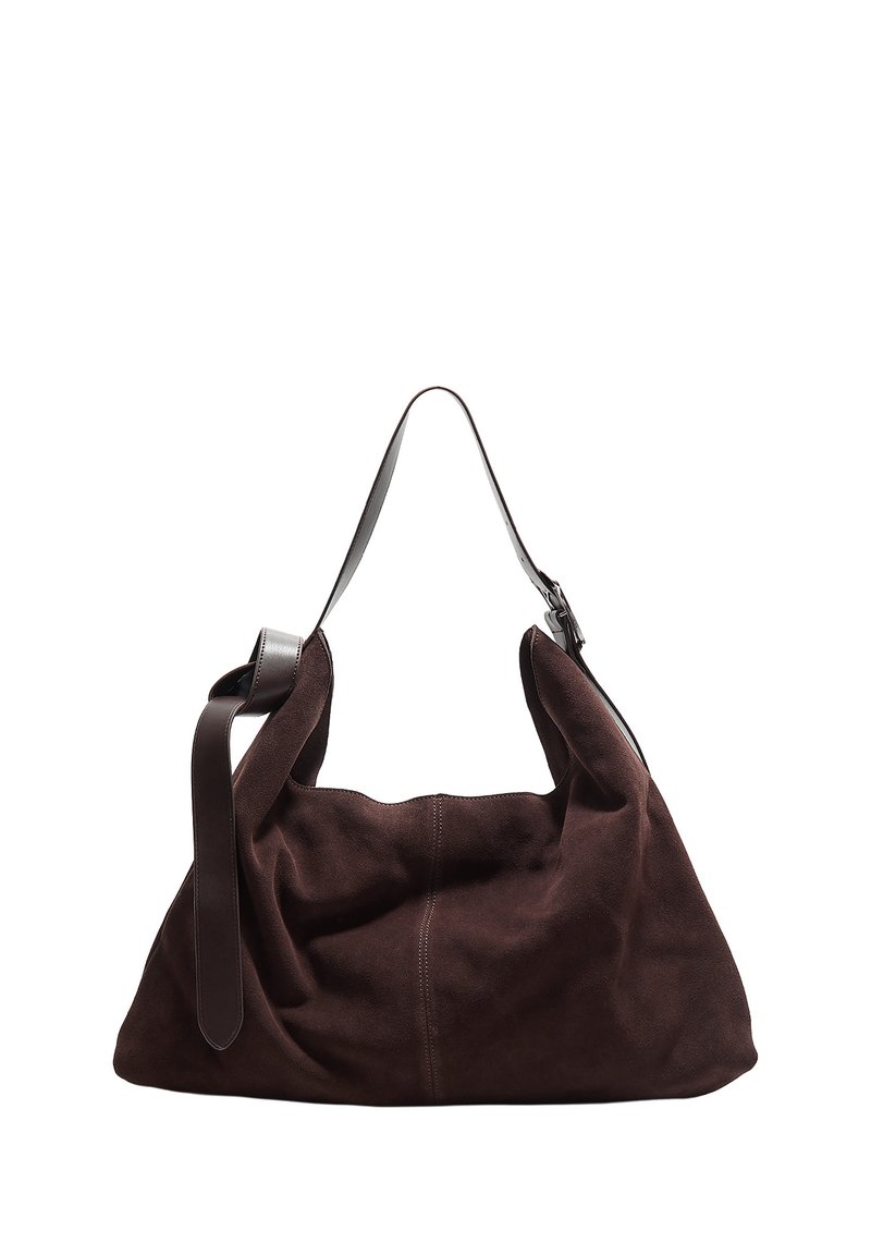 Sac à bandoulière en suede marron foncé avec une seule large sangle, présentant un accent en cuir lisse, une texture douce et une forme décontractée et non structurée.