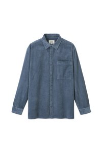 Chemise en velours côtelé bleu à manches longues, avec un devant à boutons et une poche sur la poitrine. Elle présente un col et un tissu texturé à côtes.