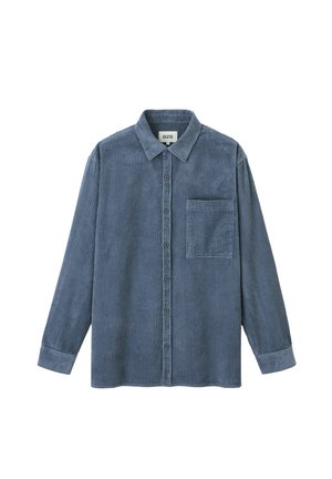 Chemise en velours côtelé bleu à manches longues, avec un devant à boutons et une poche sur la poitrine. Elle présente un col et un tissu texturé à côtes.