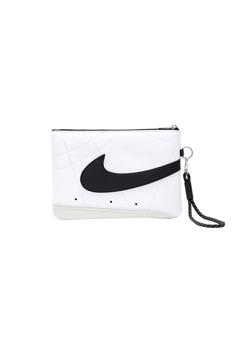 Biały worek z zamkiem błyskawicznym w prostokątnym kształcie z czarnym logo Nike w kształcie łyżwy. Posiada kontrastowe przeszycia, teksturowaną powierzchnię i pasek na nadgarstek.
