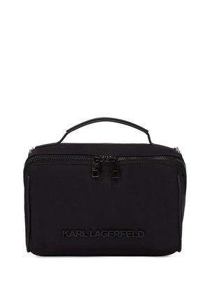 Geantă cosmetică din nailon negru, cu două fermoare, mâner superior, logo embosat pe partea din față, formă rectangulară, suprafață texturată, design minimalist.