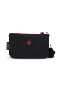 Sort nylon moneyclip med lynlås, der har en rød lynlås, cirkulært logo-patch og en fluffy sort nøglekæde-pom-pom som detalje. Glat tekstur, rektangulær form.