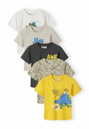 Pięć dziecięcych koszulek z krótkim rękawem w kolorach białym, beżowym, czarnym, beżowym zdobionym nadrukiem oraz żółtym, z grafikami dinozaurów i deskorolek.