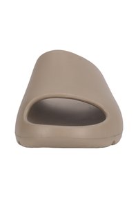 Beige slip-on sandal med öppen tå-design och slät, texturerad yta. Har en rundad form och en minimalistisk estetik.