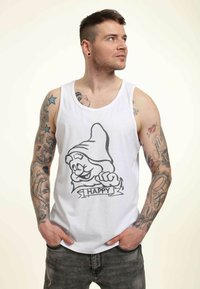 Canotta bianca in cotone con una grafica di un nano sorridente con un cappello a punta e la parola "FELICE" su un banner sottostante.