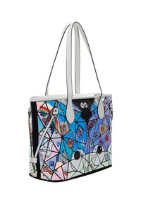 Geantă tip tote cu un design geometric din plastic holografic, cu grafică colorată, contururi negre și mânere din piele albă.