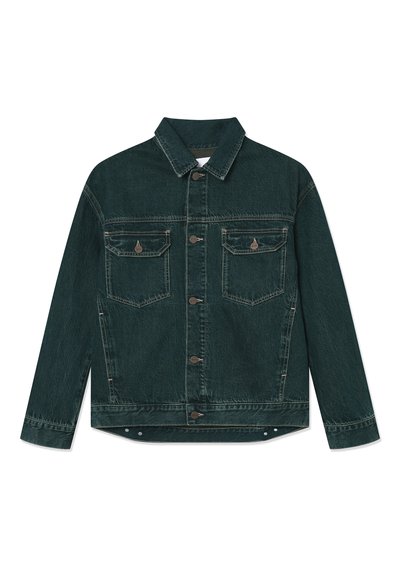 Mørkegrønn denimjakke med lange ermer, knappelukking foran, to brystlommer med klaffer som kan kneppes, og detaljerte sømmer.