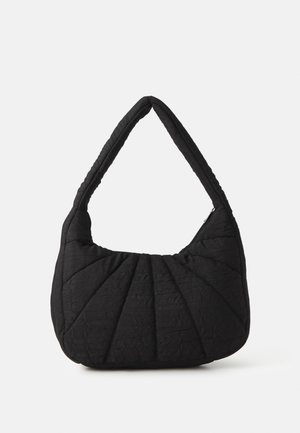 Sort quiltet håndtaske med bred, polstret skulderrem og buet, plisseret design foran, sat mod en hvid baggrund.