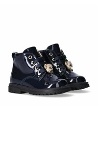 Stivali alla caviglia in pelle verniciata blu marino con suole in gomma nera, decorazioni a forma di leone in tonalità oro e design con lacci e occhielli rotondi.