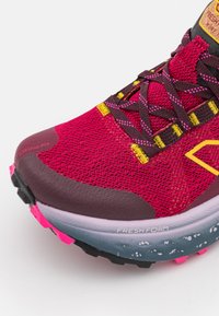 New Balance FRESH FOAM X MORE V3 - Sapatilhas de trail running - garnet