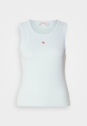 Svetlomodrá tielko bez rukávov s rebrovanou textúrou, okrúhlym výstrihom a malou nášivkou CK v strede na prednej strane.