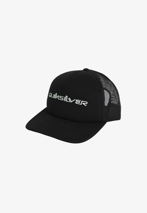 Schwarze Trucker-Kappe aus Mesh mit gebogenem Schirm und weißem "Quiksilver"-Logo auf der Vorderseite, dargestellt auf weißem Hintergrund.