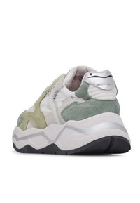 Sneaker con materiali misti, caratterizzata da pelle bianca, dettagli in suede verde chiaro, suola texturizzata e dettagli metallici argentati sul tallone.
