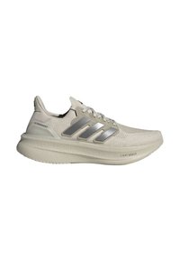 Zapatilla de running Adidas Ultraboost en beige claro con franjas plateadas, parte superior de punto, talón acolchado y suela gruesa con amortiguación etiquetada como "Light Boost."