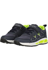Baskets de sport bleu marine avec tige en mesh, accents vert fluo, sangle en Velcro ajustable et semelle intermédiaire blanche. Semelle extérieure amortissante pour une meilleure adhérence.