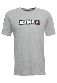 Grå bomulls t-shirt med korta ärmar, med en svart rektangulär grafik som säger "JUST DO IT."-logotyp i orange framtill.