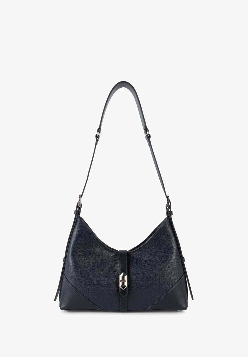 Borsa a mano in pelle blu con una silhouette curva, superficie testurizzata, dettagli in metallo argentato e chiusura centrale a scatto.