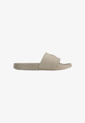 Lichte beige rubberen sliders, met een brede band en een getextureerde voetbed. De hardwareaccenten zijn minimaal met een logo-detail op de band.