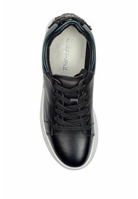 Czarne skórzane trampki z czarnymi sznurówkami, białą podeszwą, metaliczną ozdobą przy pięcie oraz białą wkładką z tekstem marki.