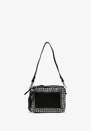 Schwarze Lederhandtasche mit silbernen Nieten entlang der Kanten, rechteckige Form, abnehmbarer Gurt, Reißverschluss und glatte Oberfläche.