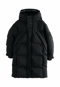 Manteau rembourré noir avec un col haut, présentant un logo "BAKER" bien en vue sur le panneau avant et la manche gauche, en matériau texturé et avec des poignets ajustables.