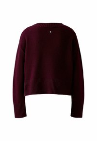 Bordeaux gebreide trui met een brede geribbelde onderkant en mouwen, cropped ontwerp en een kleine zilveren embellissement aan de achterkant van de halslijn.
