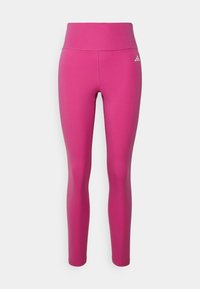 Dopasowane legginsy w jaskrawym różu, wykonane z elastycznego materiału. Wysoka talia z subtelnym białym logo na lewej udzie. Gładka faktura.