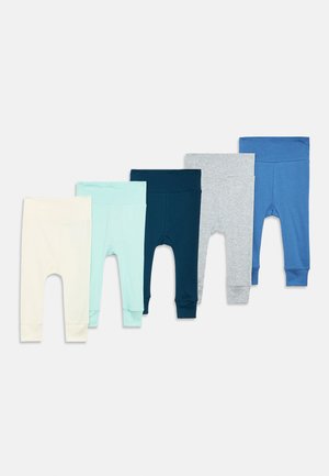 Öt pár babaleginsz, egymásra hajtva, krémszínű, világos menta, tengerészkék, szürke és kék árnyalatokban, lejtő vonalban elrendezve.