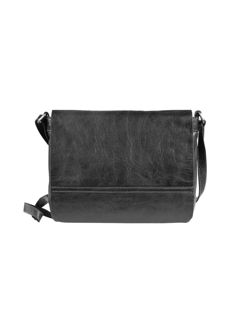 Borsa a tracolla in pelle nera con design piatto, tracolla regolabile e dettagli di cucitura discreti. Texture liscia con un'estetica minimalista.